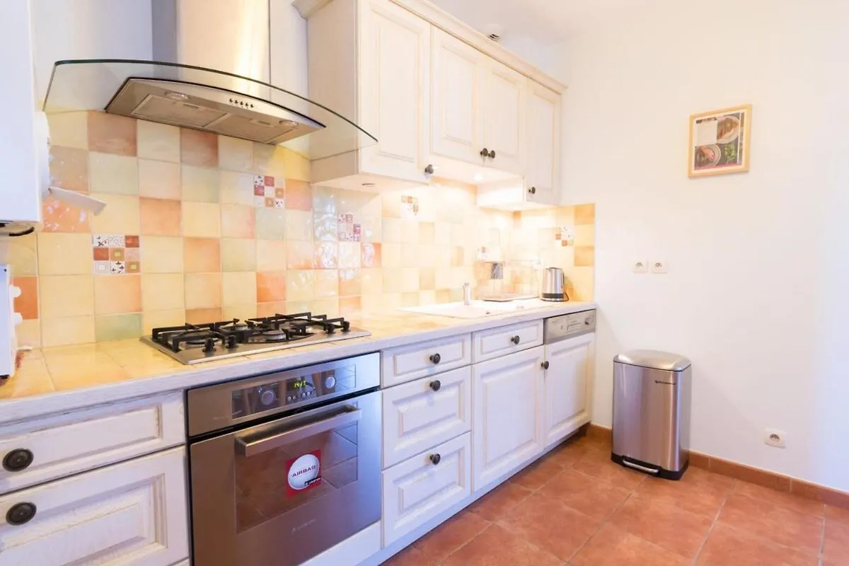 BELLE MAISON FAMILIALE PROCHE DU CENTRE-VILLE D'AVIGNON WiFI GRATUIT 0*, Avignon